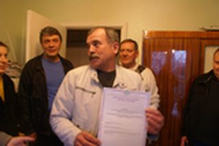 Свідоцтво про державну реєстрацію нововго керівництва ОСББ в руках у голови правління ОСББ Василя Ткачука